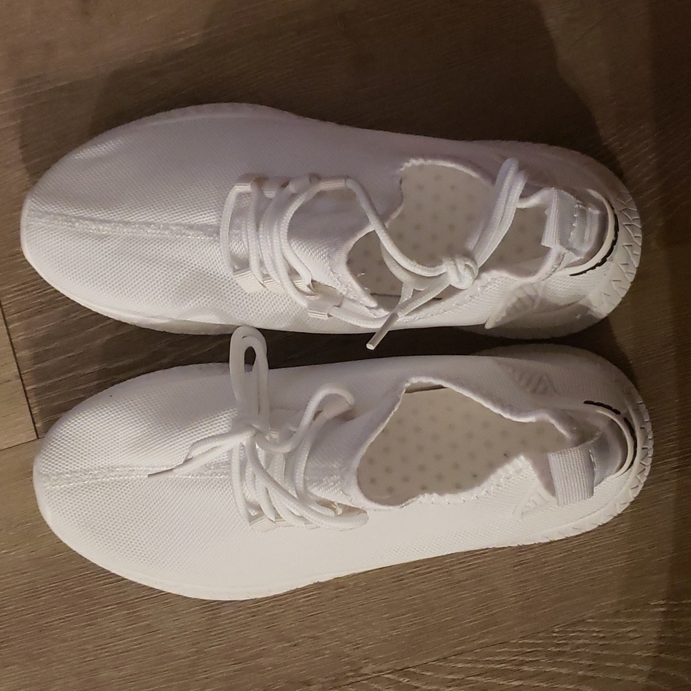 Womens tennis shoes